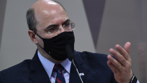 Ex-governador de máscara em comissão