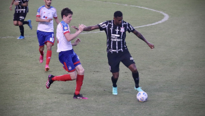 Jô protege a bola durante a partida entre Bahia e Corinthians