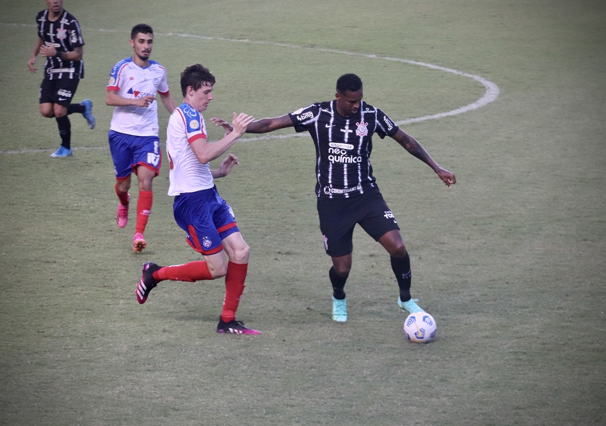 Jô protege a bola durante a partida entre Bahia e Corinthians