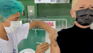 Xuxa toma a primeira dose da vacina contra a Covid-19