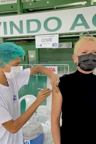 Xuxa toma a primeira dose da vacina contra a Covid-19