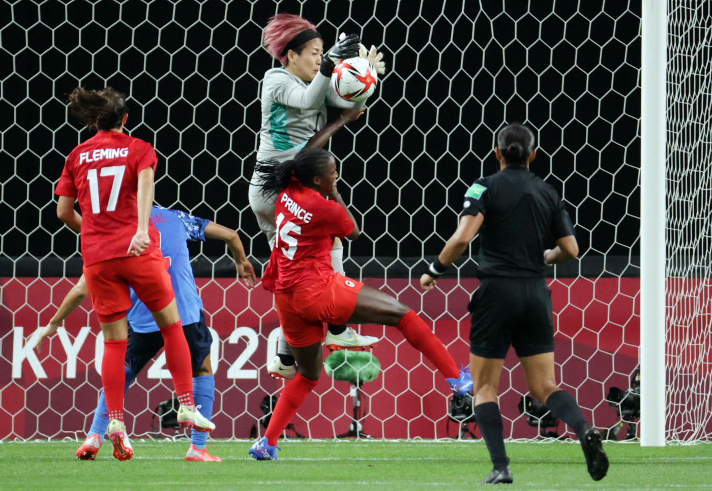 Brasil faz grande jogo, derruba o favorito Canadá e fica perto de