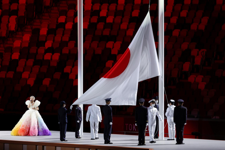 Bandeira do Jap&atilde;o sendo i&ccedil;ada durante a abertura da Olimp&iacute;ada de T&oacute;quio