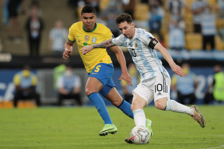 Messi e Casemiro durante a final da Copa América entre Argentina e Brasil, no Maracanã