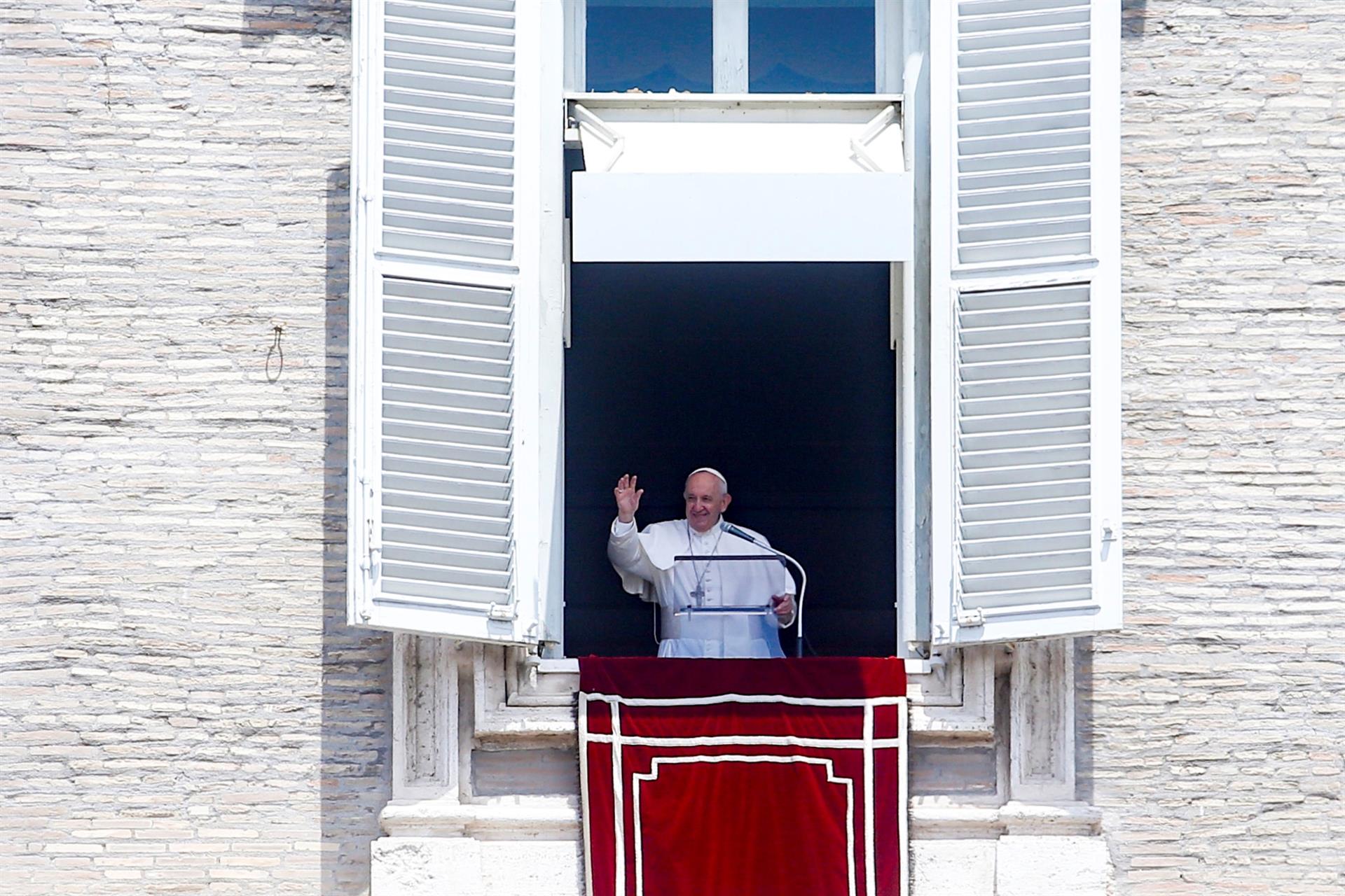 Papa Francisco acena durante a missa na Praça de São Pedro, no Vaticano