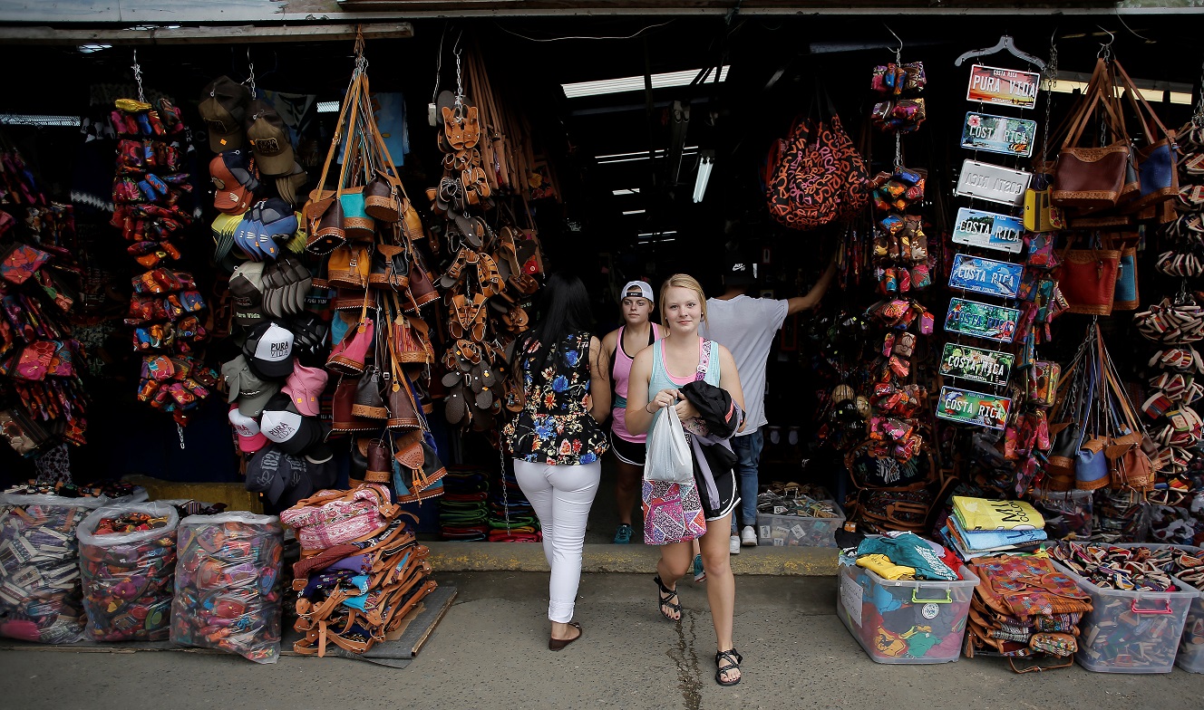 Turista em frente a uma loja de produtos artesanais em San José, na Costa Rica