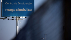 Placa indicando centro de distribuição do Magazine Luiza
