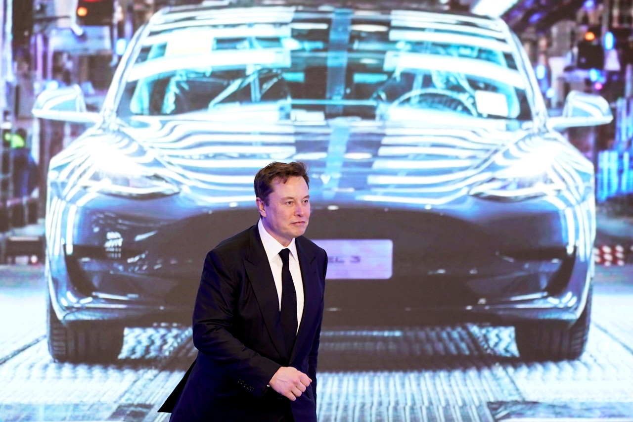 Elon Musk anda durante apresentação da Tesla