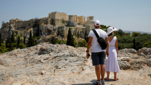 Pessoas olhando paisagem em Atenas