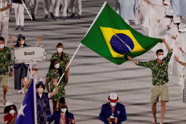 Bruninho (vôlei) e Ketleyn Quadros (judô) representaram o Brasil no Desfile das Nações na abertura dos Jogos Olímpicos