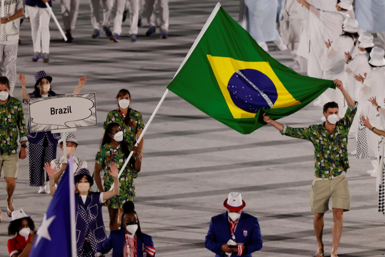 Bruninho (v&ocirc;lei) e Ketleyn Quadros (jud&ocirc;) representaram o Brasil no Desfile das Na&ccedil;&otilde;es na abertura dos Jogos Ol&iacute;mpicos