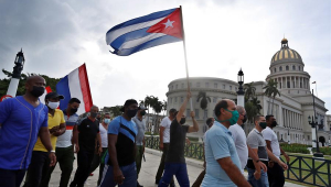 pessoas com bandeira de cuba