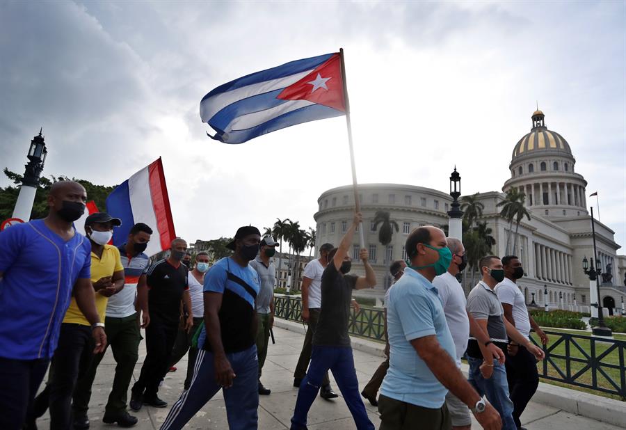 pessoas com bandeira de cuba