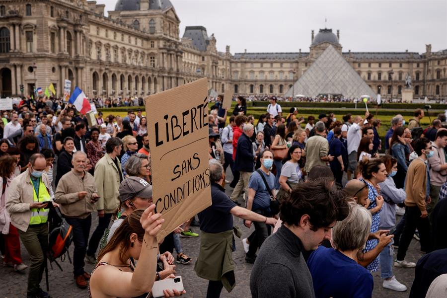 França tem novo dia de protestos contra passaporte da vacina