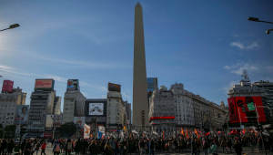 obelisco da argentina com pessoas ao redor protestando por empregos