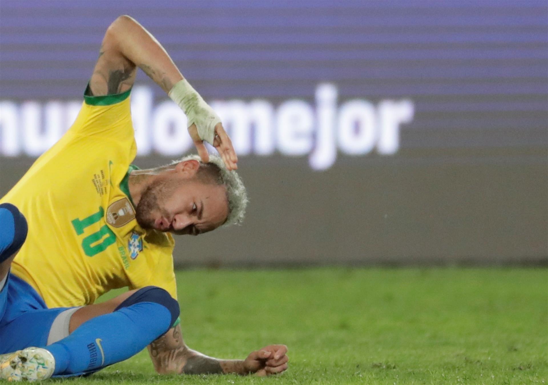 Neymar reclama de falta durante a partida Brasil x Argentina, pela semifinal da Copa América