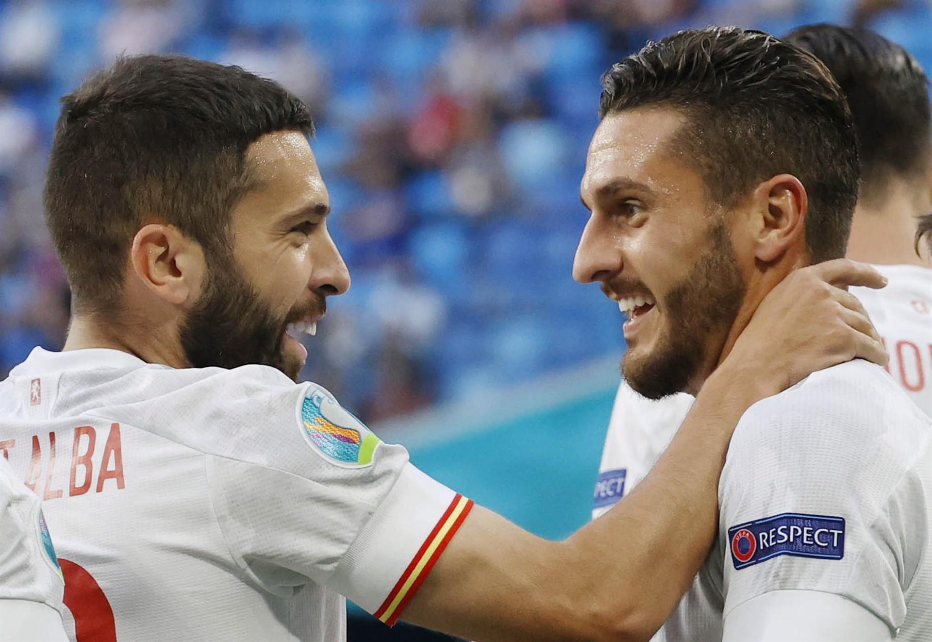 Alba e Koke comemoram gol da Espanha contra a Suíça, em jogo válido pelas quartas da Eurocopa