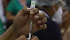 Na imagem, uma trabalhadora da saúde prepara da dose da vacina da Sinopharm