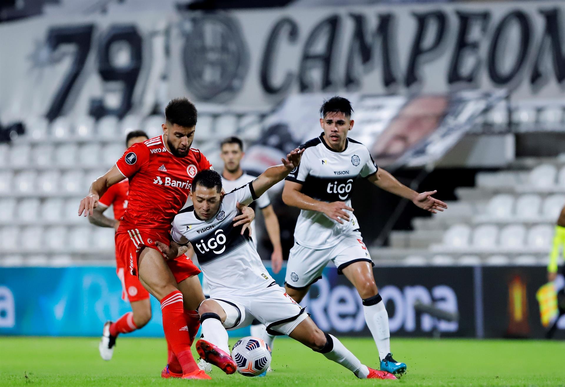 Inter ganha primeira na Libertadores com gol nos acréscimos.