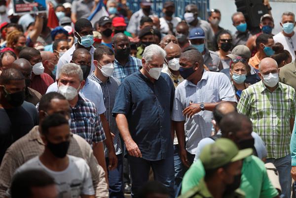 Presidente de Cuba caminha com apoiadores