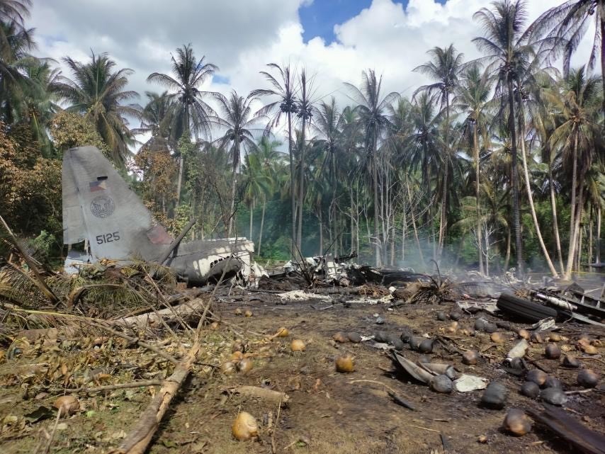 Destroços do avião militar que caiu nas Filipinas