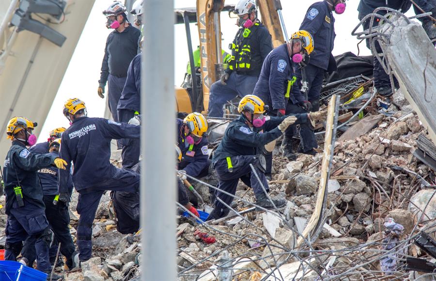 socorristas em escombros de prédio em miami