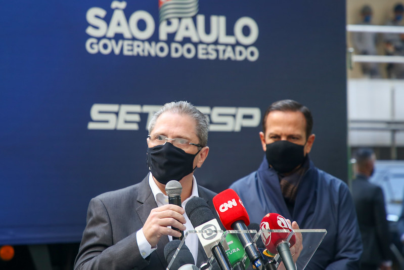 Em primeiro plano, o secretário de Saúde de São Paulo, Jean Gorinchteyn. Ao fundo, o governador João Doria