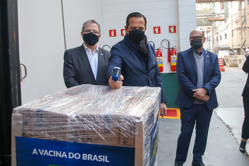O Governador do Estado de São Paulo, João Doria, acompanhou na manhã desta quarta-feira (14) a entrega de 800 mil doses da vacina do Butantan contra o coronavírus ao Ministério da Saúde