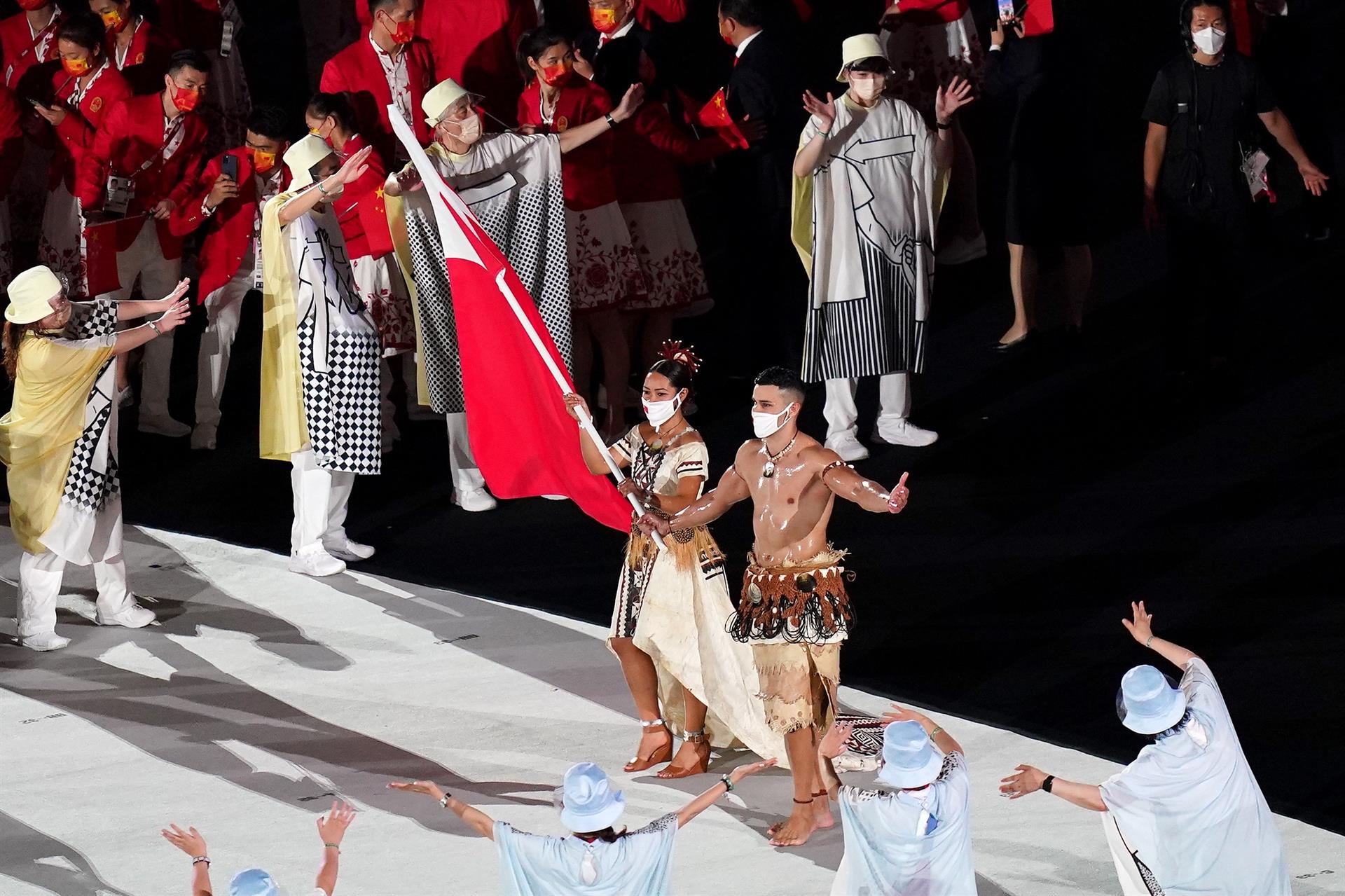 Porta-bandeira de Tonga voltou a aparecer com o corpo besuntado em uma abertura de Jogos Olímpicos