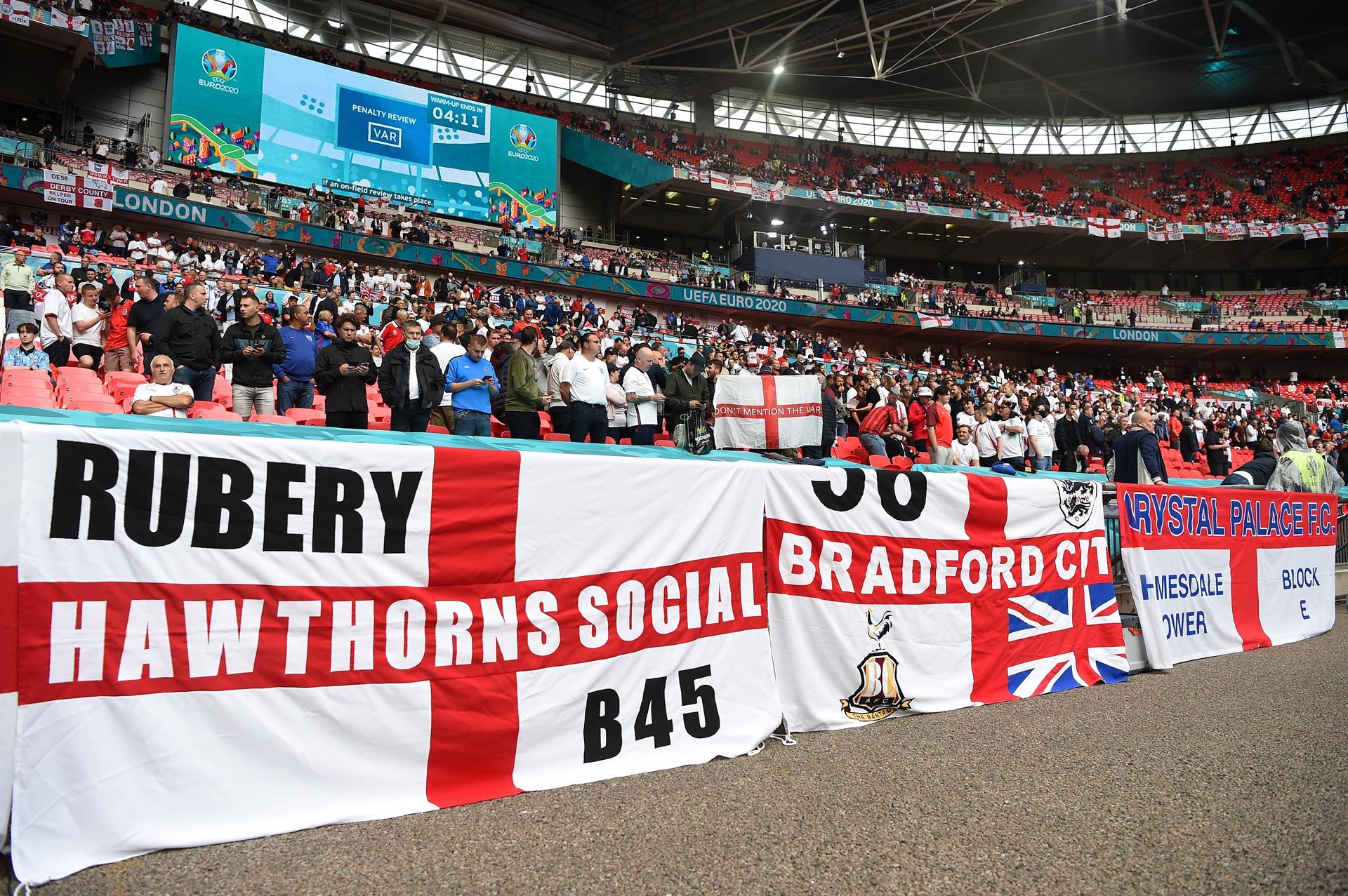 Torcedores ingleses em Wembley acompanhando a partida contra a Alemanha, pelas oitavas da Eurocopa