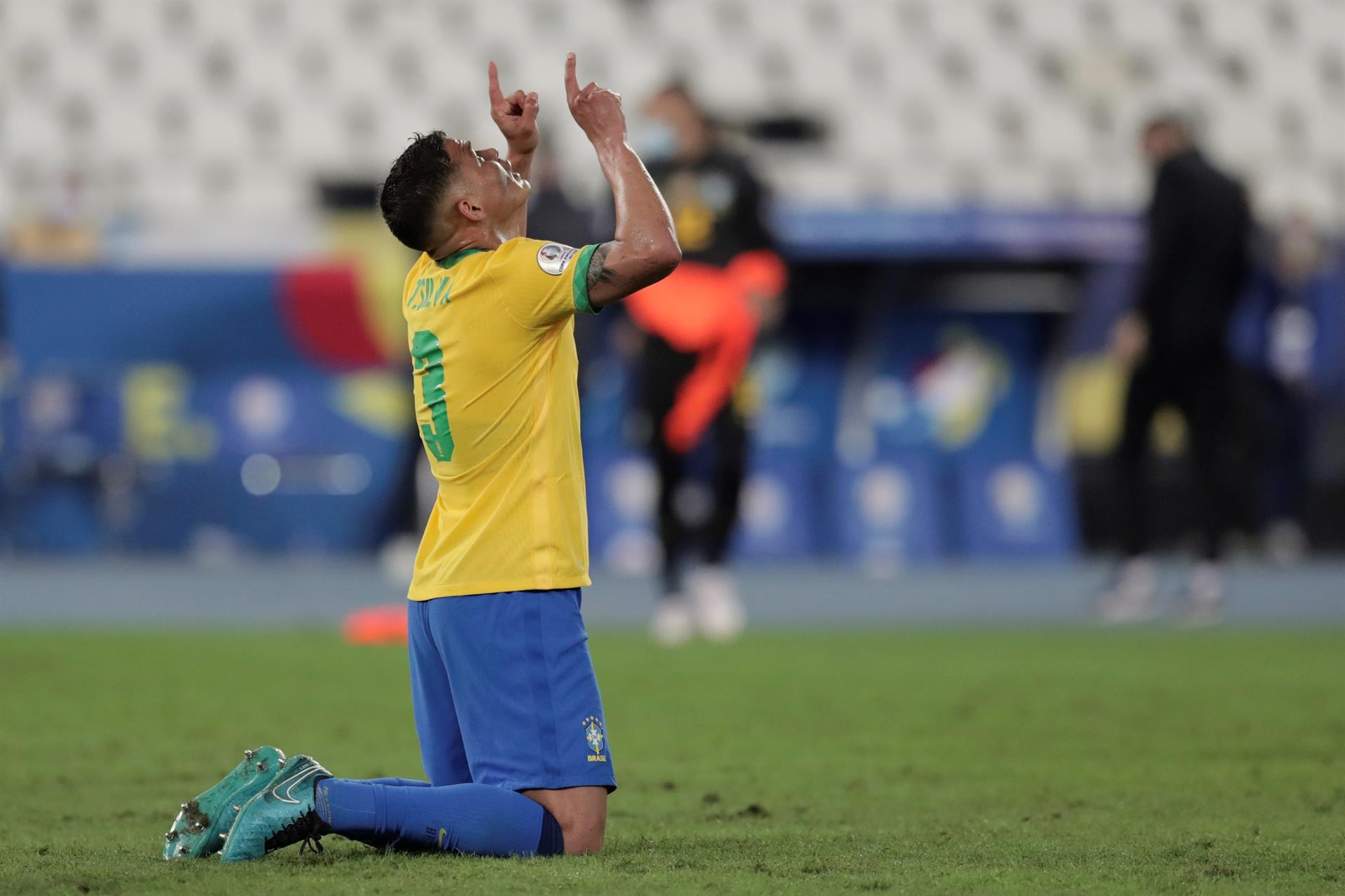 Thiago Silva de joelhos durante a partida entre Brasil e Peru, pela Copa América