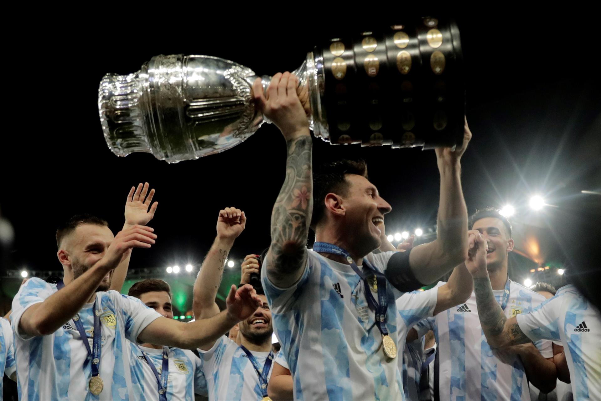 Lionel Messi erguendo a taça da Copa América após vitória da Argentina sobre o Brasil no Maracanã