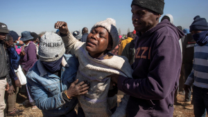 Pessoas em manifestação contra prisão de ex-presidente da África do Sul