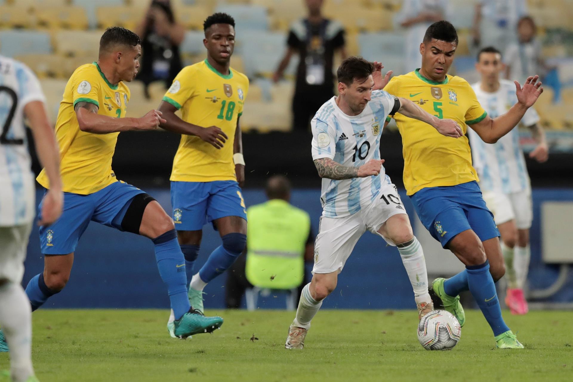 Messi conduz a bola durante a final entre Argentina e Brasil na Copa América