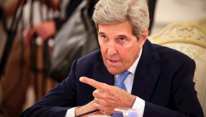 Enviado dos EUA para o clima, John Kerry, fala com o ministro das Relações Exteriores da Rússia