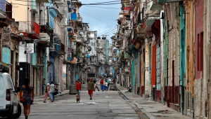 Pessoas andando na rua em Cuba