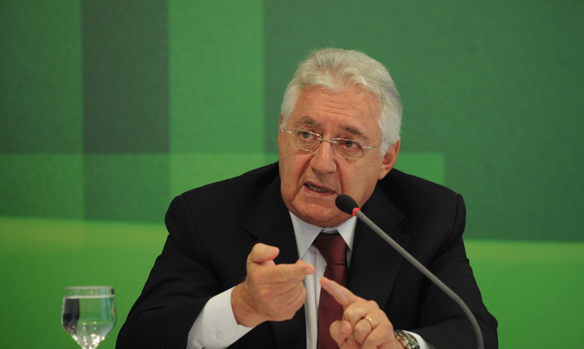 Guilherme Afif Domingos discursa em frente um fundo verde