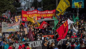 Manifestantes se reúnem na Avenida Paulista contra o presidente Jair Bolsonaro