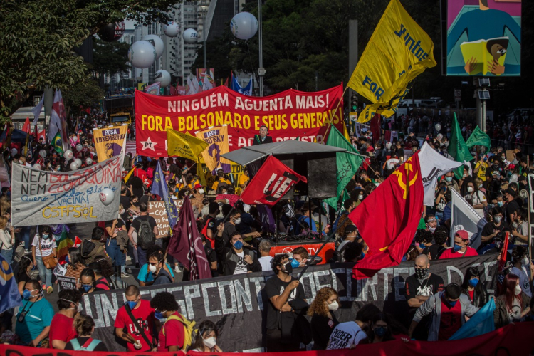 Manifestantes se reúnem na Avenida Paulista contra o presidente Jair Bolsonaro