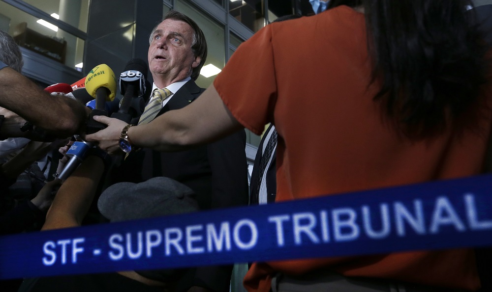 Cercador por repórteres e microfones, Jair Bolsonaro fala em frente à sede do STF