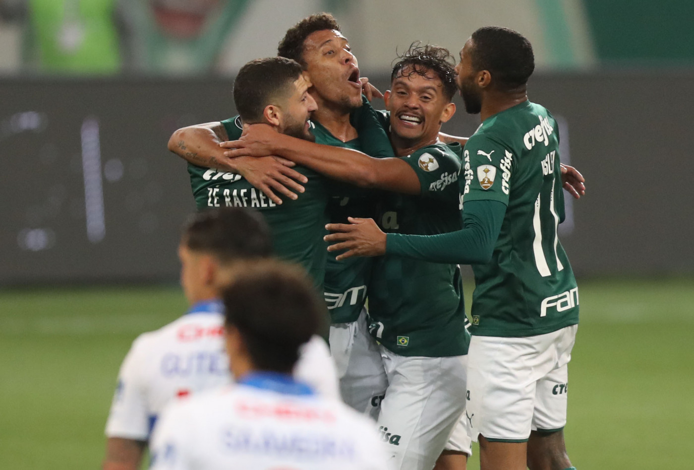 Jogadores do Palmeiras se abraçandoo e comemorando