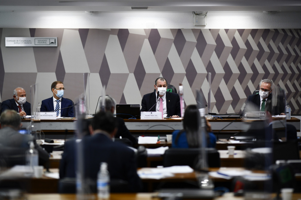 Foto da bancada da presidência da CPI da Covid-19 no depoimento do empresário Carlos Wizard