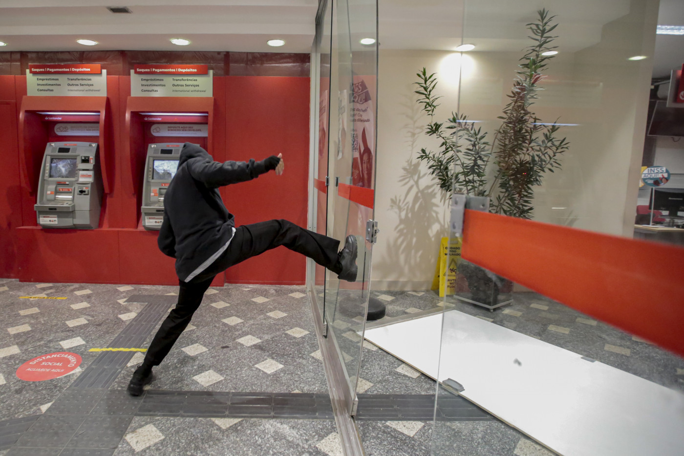 Homem chuta porta de agência bancária