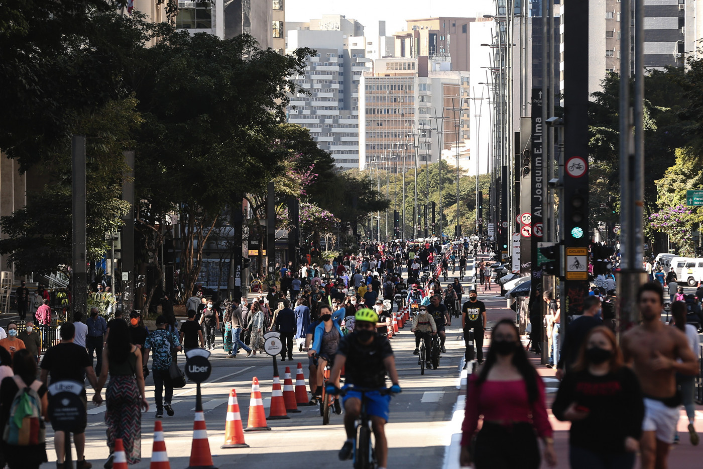 Pedestres e ciclistas circula pela Avenida Paulista