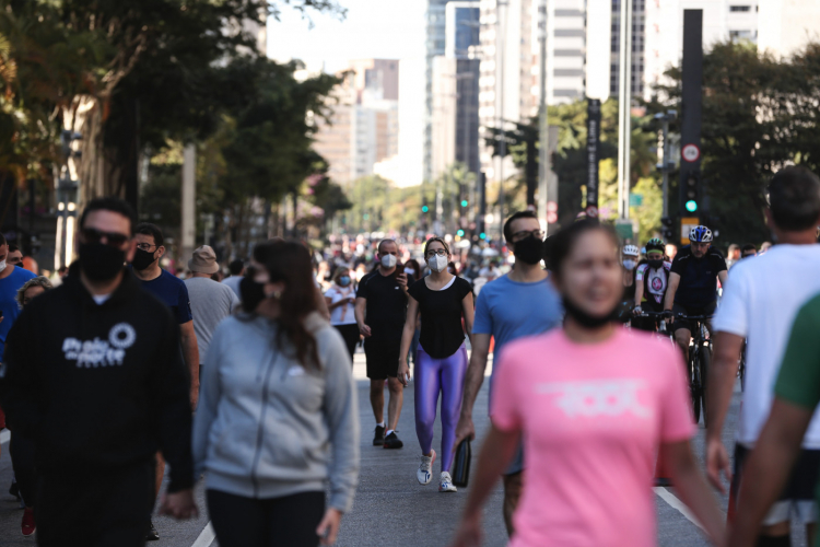 Pessoas caminham pela Avenida Paulista