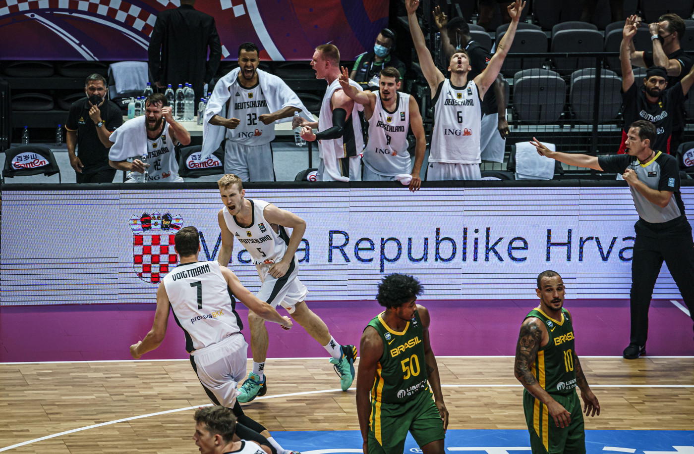 Moritz Wagner comemora ponto feito em Alemanha x Brasil no Pré-Olímpico de basquete