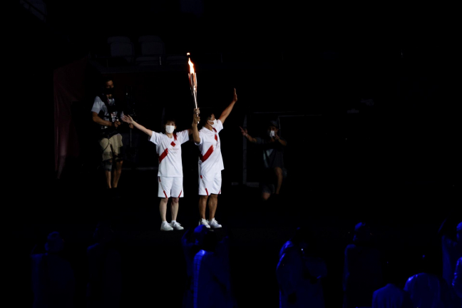 Entrada da chama olímpica no Estádio Olímpico de Tóquio
