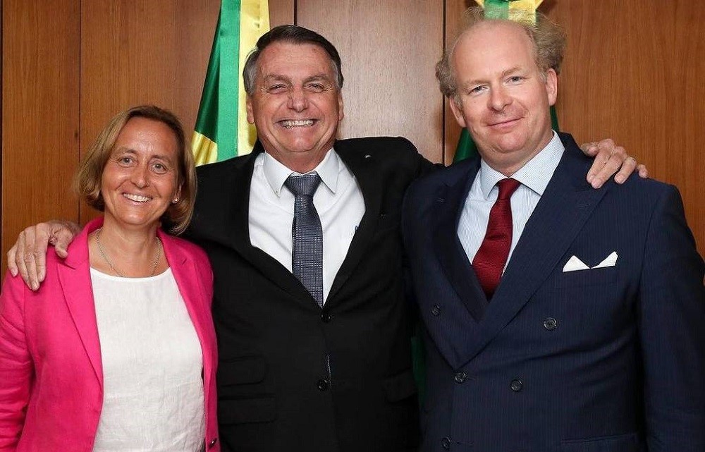 Sorridente, Jair Bolsonaro abraça a alemã Beatrix von Storch