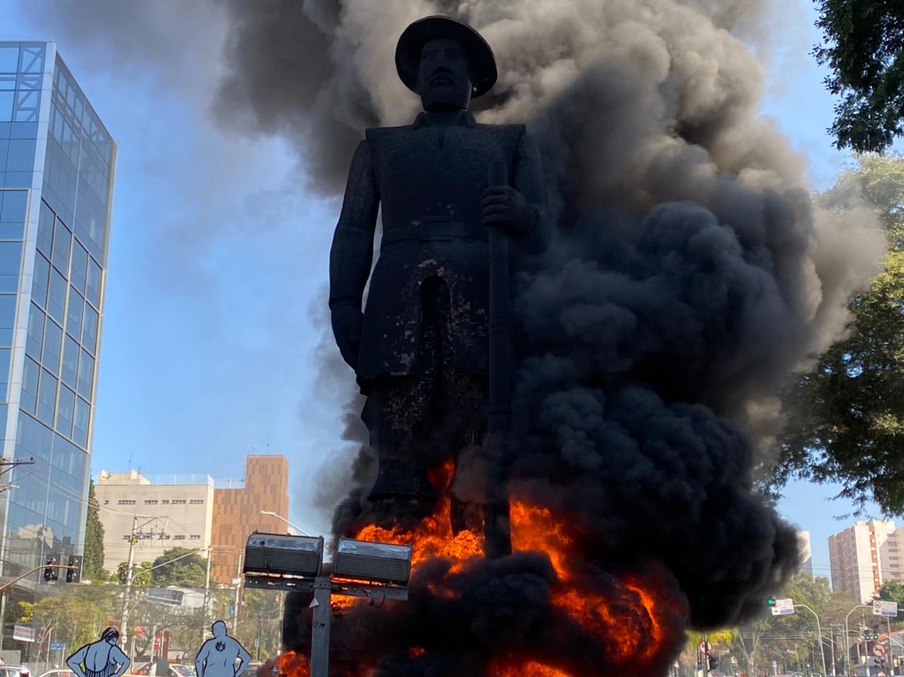Fumaça preta toma conta da estátua de Borba Gato
