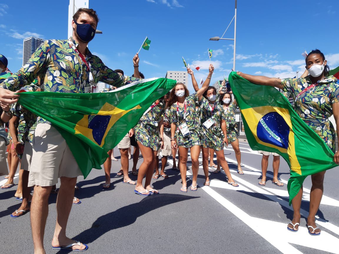 De fora da cerimônia de abertura, atletas do Brasil fazem desfile na Vila Olímpica